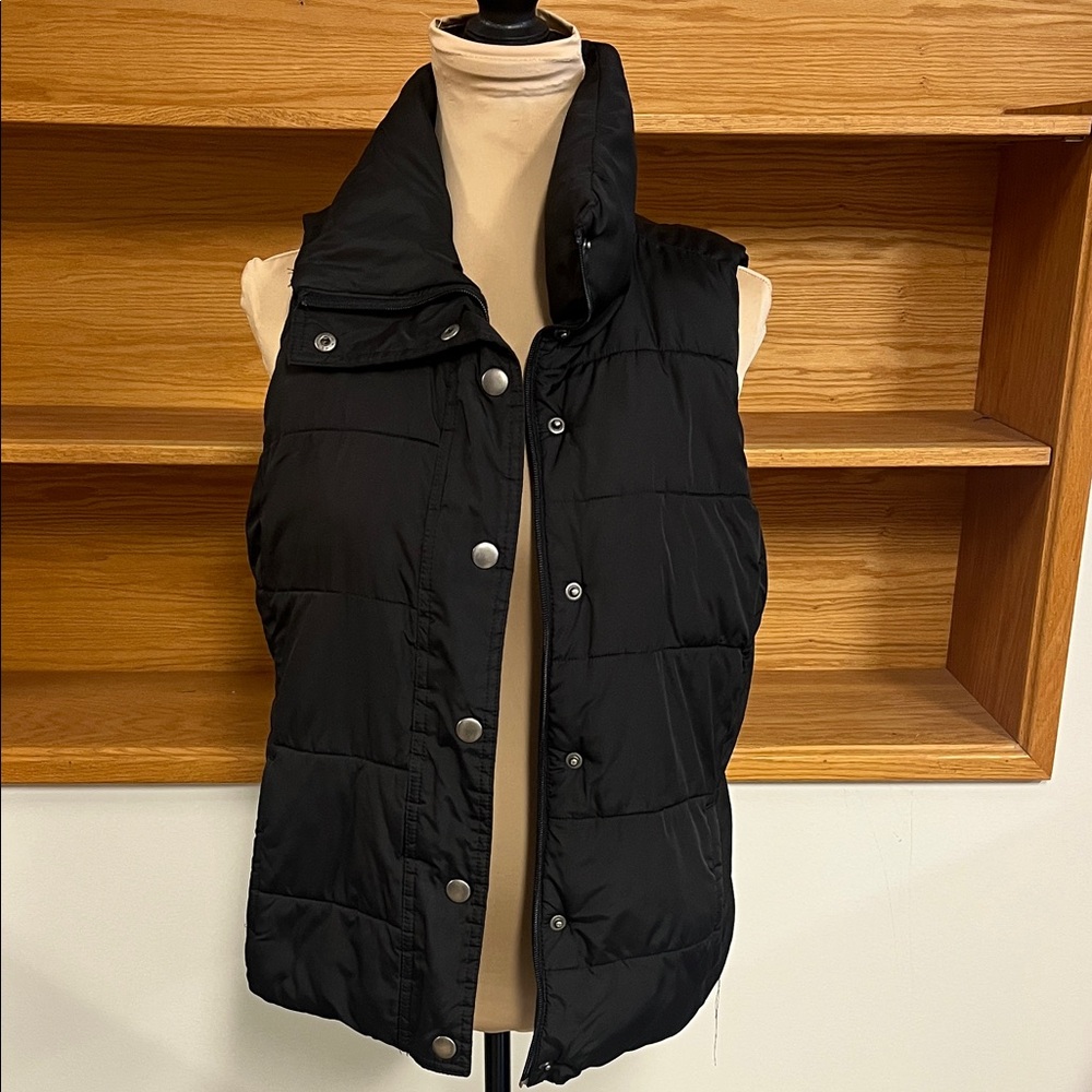 🍀6/$20 Old Navy Black Quilted Vest